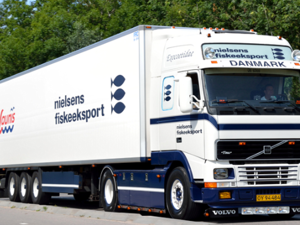 Tekno Tekno Volvo FH12 Globetrotter XL 4x2 trekker met 3 assige koeloplegger NIELSEN FISKEEKSPORT