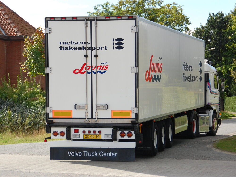 Tekno Tekno Volvo FH12 Globetrotter XL 4x2 trekker met 3 assige koeloplegger NIELSEN FISKEEKSPORT