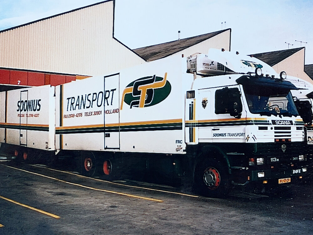 Tekno Tekno Scania 3-serie motorwagen met 2-assige wipkar SOONIUS