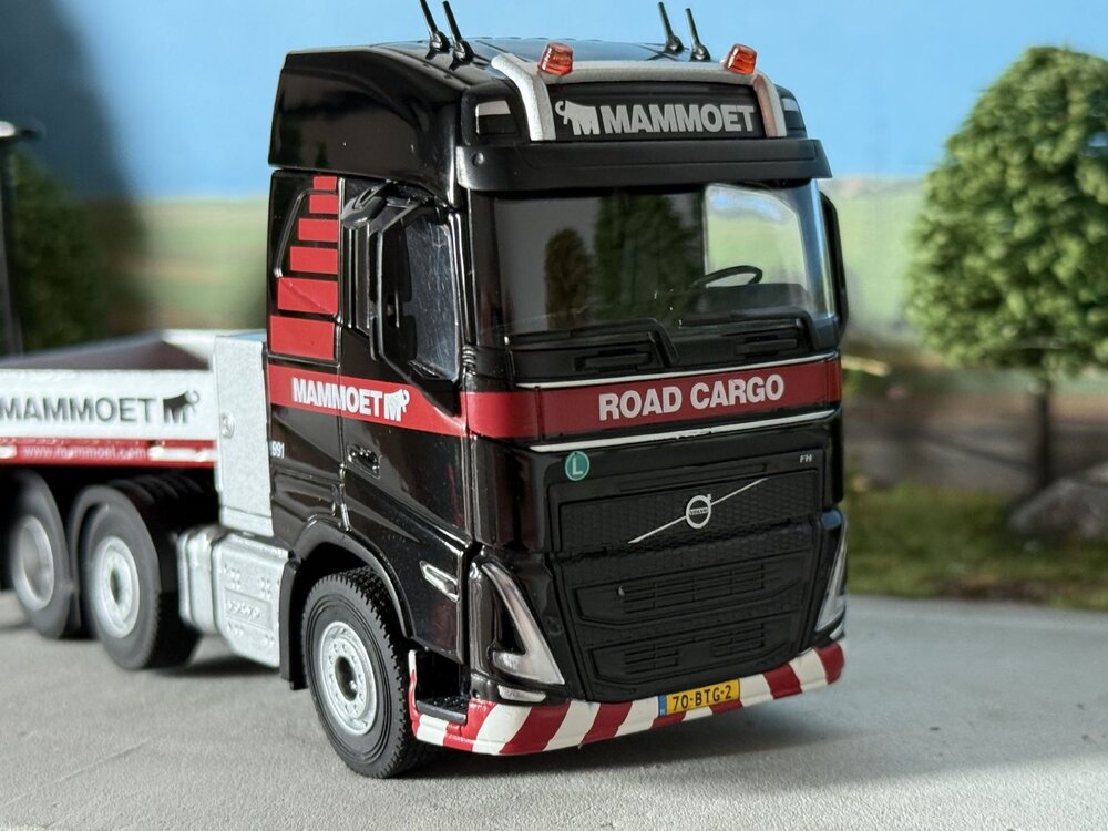 Mammoet store Cavallino Volvo FH5 XL 6x2 met 3-as Faymonville semi dieplader + lading MAMMOET