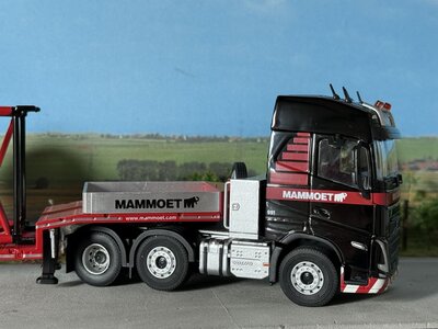 Mammoet store Cavallino Volvo FH5 XL 6x2 met 3-as Faymonville semi dieplader + lading MAMMOET