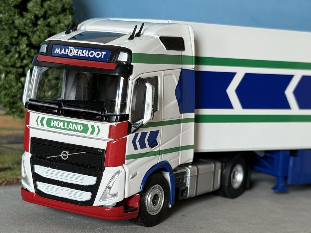 Cavallino Cavallino Volvo FH5 Globetrotter 4x2 met 3-as koeloplegger MANDERSLOOT