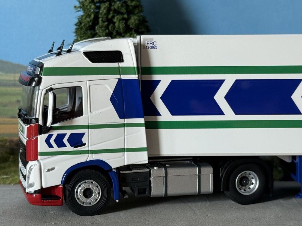 Cavallino Cavallino Volvo FH5 Globetrotter 4x2 with 3-axle reefer trailer MANDERSLOOT