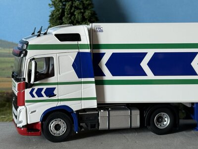 Cavallino Cavallino Volvo FH5 Globetrotter 4x2 with 3-axle reefer trailer MANDERSLOOT