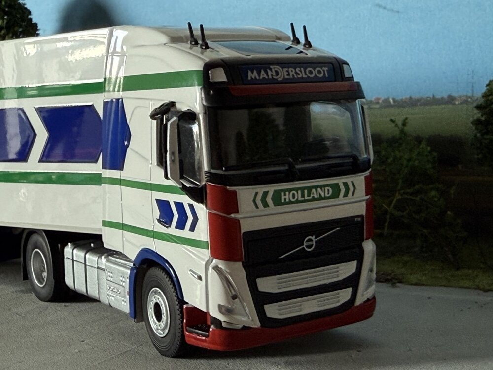 Cavallino Cavallino Volvo FH5 Globetrotter 4x2 with 3-axle reefer trailer MANDERSLOOT