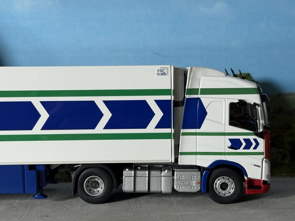 Cavallino Cavallino Volvo FH5 Globetrotter 4x2 with 3-axle reefer trailer MANDERSLOOT