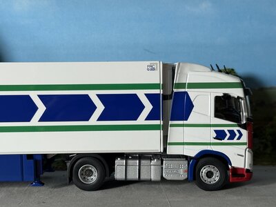 Cavallino Cavallino Volvo FH5 Globetrotter 4x2 met 3-as koeloplegger MANDERSLOOT