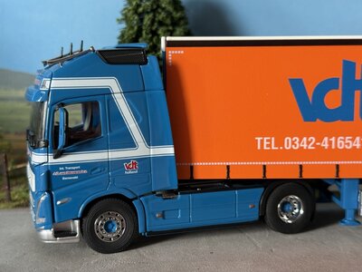 Cavallino Cavallino Volvo FH5 XL 4x2 with 3-axle curtainside trailer VAN DEUVEREN BARNEVELD