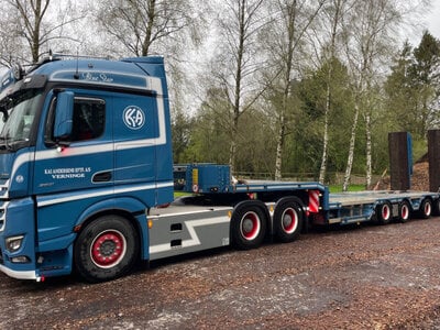 WSI WSI Mercedes-Benz Actros MP4 Stream Space 6x4  met 4-assige semi wheel well dieplader KAI ANDERSENS
