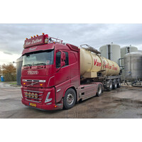 WSI Volvo FH5 sleeper cab 4x2 met 3-assige vacuum tank trailer VAN ZUILEN TEXEL B.V.