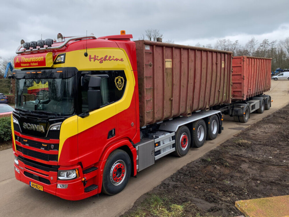 WSI WSI Scania R Highline 8x2 with 7-axle combi container trailer with hooklift + 2x 40m3 container A. THEUNISSEN WEKEROM B.V.