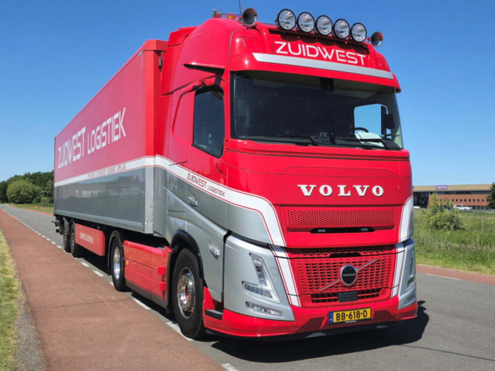 WSI WSI Volvo FH Aero Globetrotter XL 4x2 met 2-assige tridec box trailer ZUIDWEST LOGISTIEK