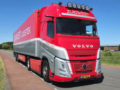 WSI WSI Volvo FH Aero Globetrotter XL 4x2 with 2-axle tridec box trailer ZUIDWEST LOGISTIEK