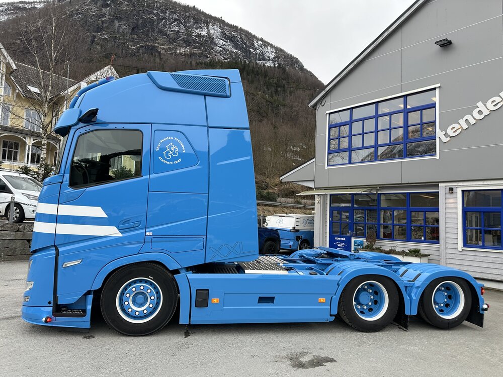 Tekno Tekno Volvo FH Aero Globetrotter XXL met 3-assige koeloplegger TENDEN TRANSPORT