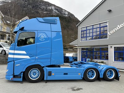 Tekno Tekno Volvo FH Aero Globetrotter XXL met 3-assige koeloplegger TENDEN TRANSPORT