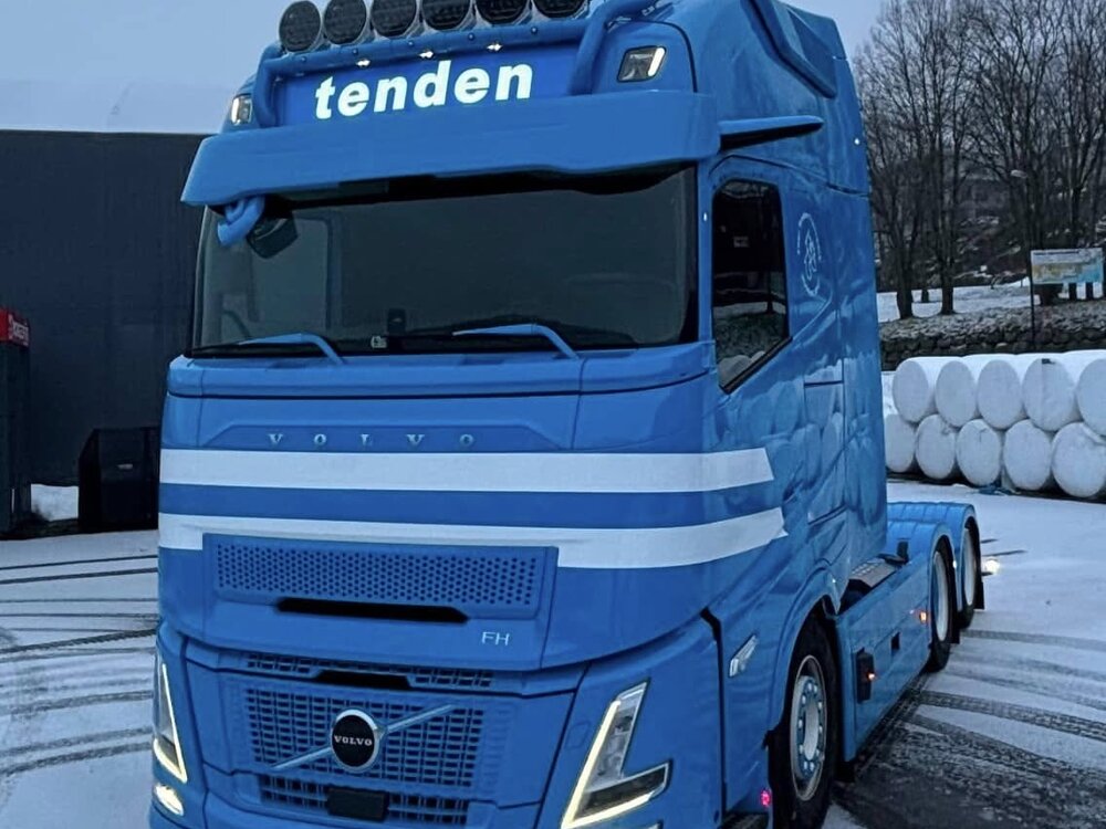 Tekno Tekno Volvo FH Aero Globetrotter XXL met 3-assige koeloplegger TENDEN TRANSPORT