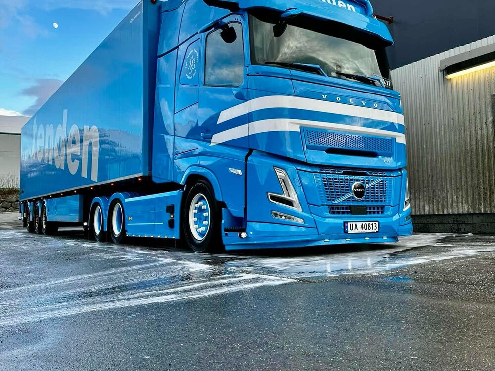 Tekno Tekno Volvo FH Aero Globetrotter XXL met 3-assige koeloplegger TENDEN TRANSPORT