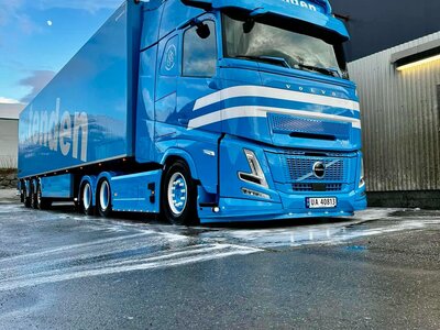 Tekno Tekno Volvo FH Aero Globetrotter XXL met 3-assige koeloplegger TENDEN TRANSPORT