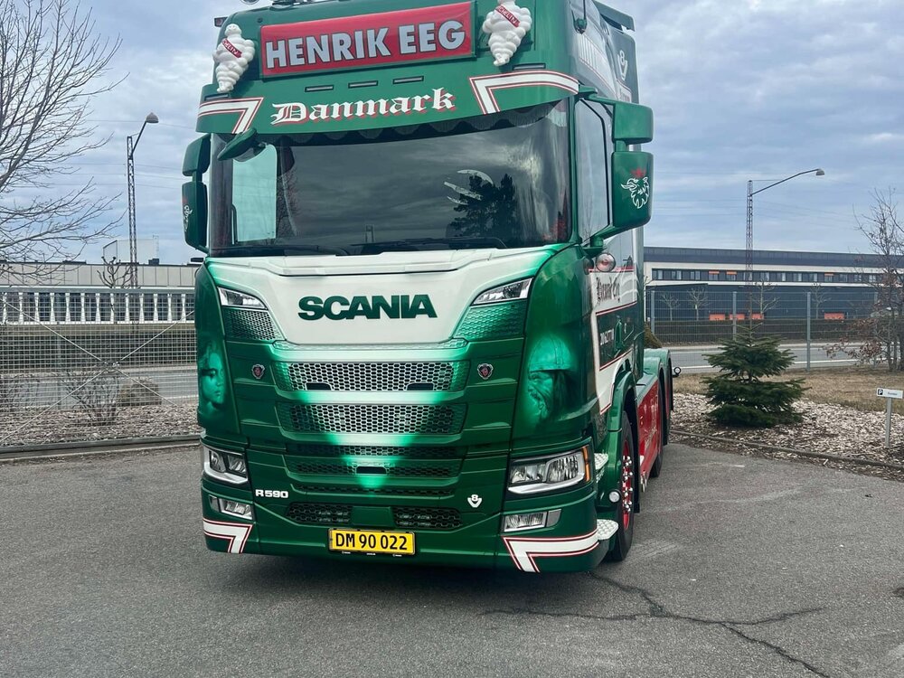 Tekno Tekno Scania Next Gen R590 Highline met 3-assige volume trailer HENDRIK EEG