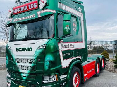 Tekno Tekno Scania Next Gen R590 Highline met 3-assige volume trailer HENDRIK EEG