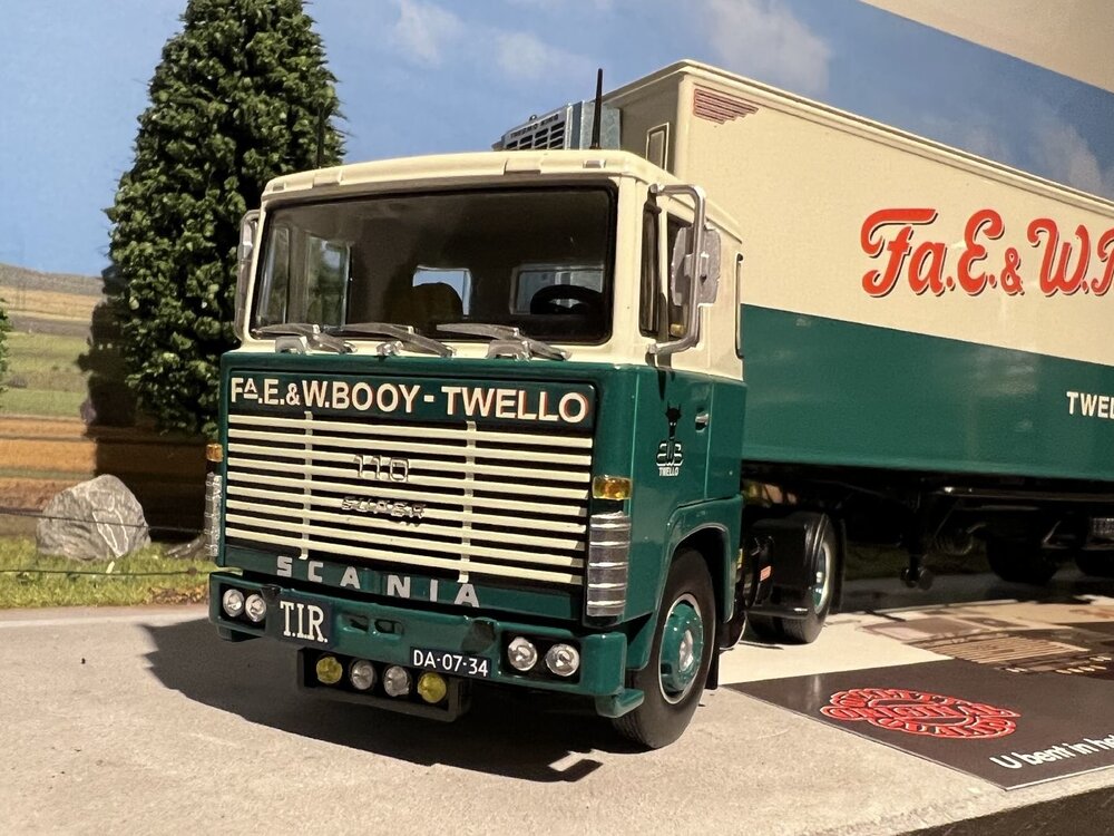 Tekno Tekno Scania 110 met 2-assige widespread koeloplegger BOOY TWELLO