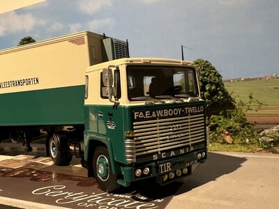 Tekno Tekno Scania 110 met 2-assige widespread koeloplegger BOOY TWELLO