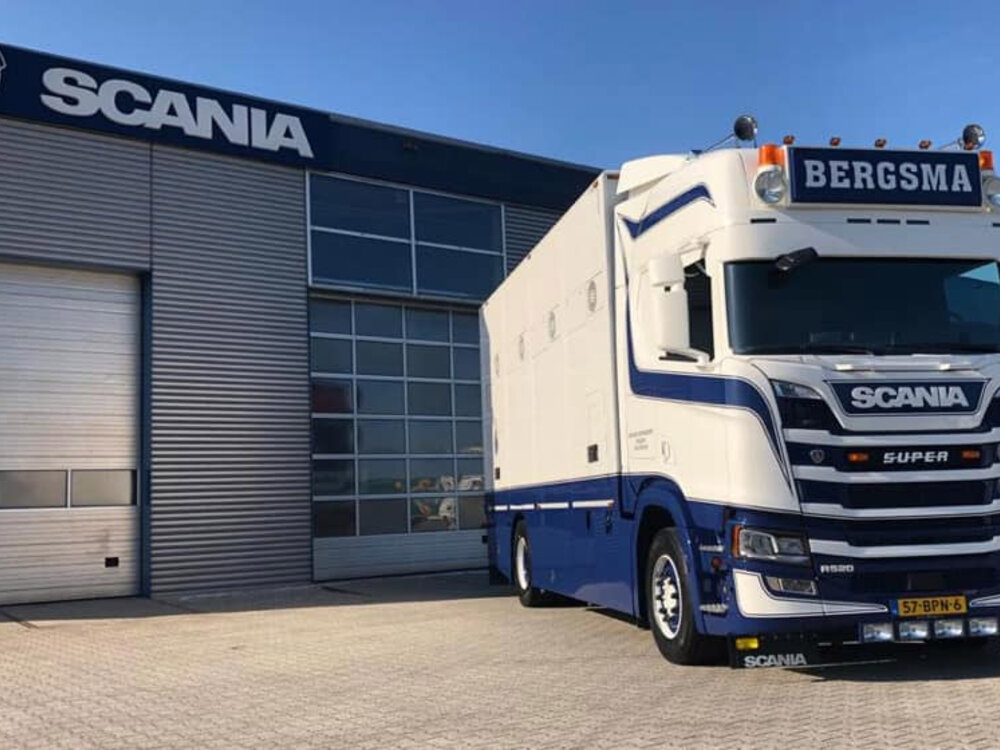 IMC IMC Scania R High roof boxed truck with 3-axle livestock trailer BERGSMA