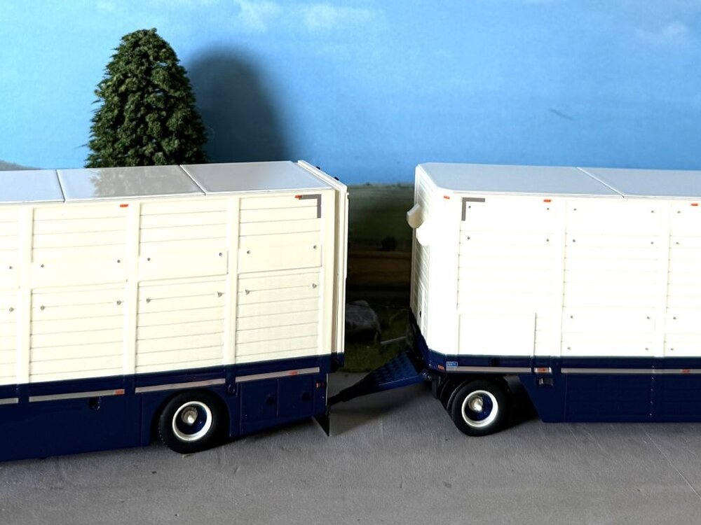 IMC IMC Scania R High roof boxed truck with 3-axle livestock trailer BERGSMA