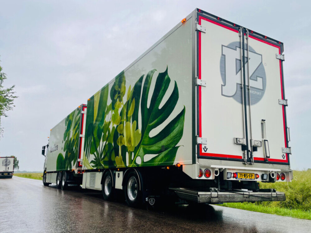 WSI WSI Scania S Highline 6x2  met 5-assige motor koeloplegger met koeltrailer JZ TRANSPORT "NOVIFLORA"