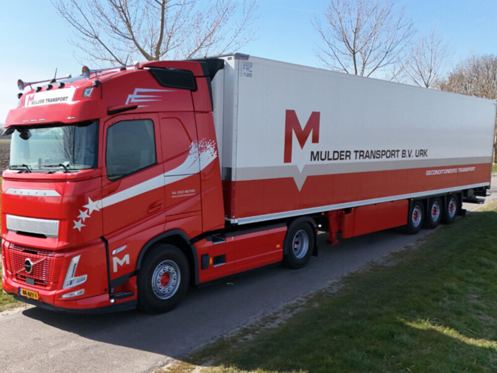 WSI WSI Volvo FH Aero Globetrotter  4x2 with 3-axle reefer trailer MULDER TRANSPORT