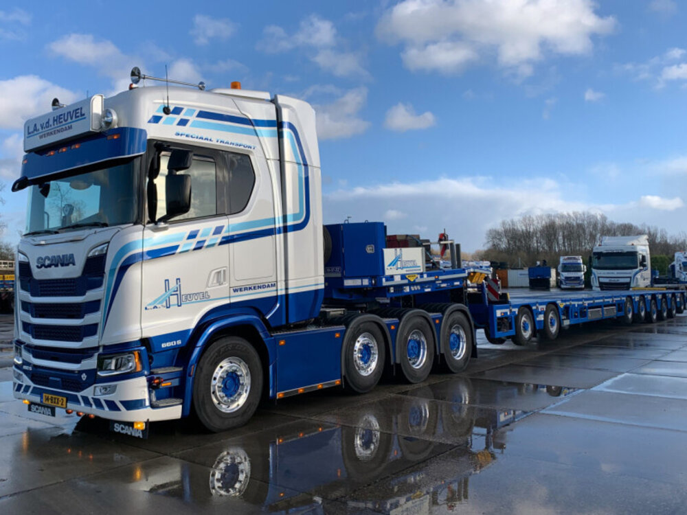 WSI WSI Scania S Highline 8x4 met 8-assige SL dieplader L.A. VAN DEN HEUVEL