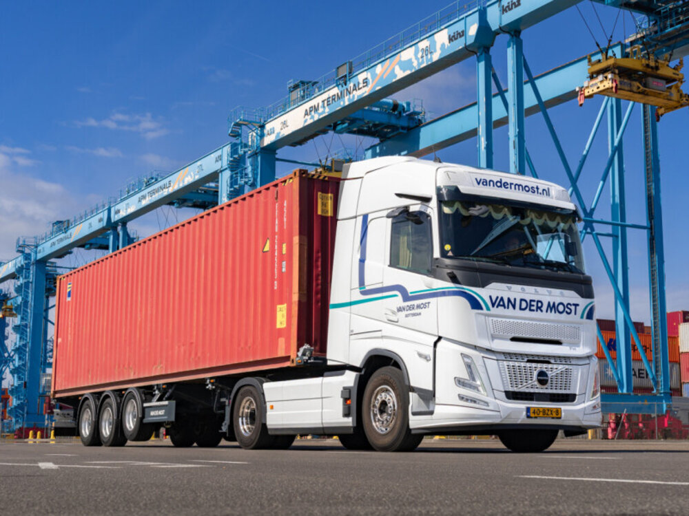 WSI WSI Volvo FH Aero Globetrotter  4x2 with 3-axle container trailer + 40ft container VAN DER MOST