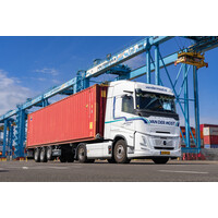 WSI Volvo FH Aero Globetrotter  4x2 met 3-assige container oplegger + 40ft container VAN DER MOST