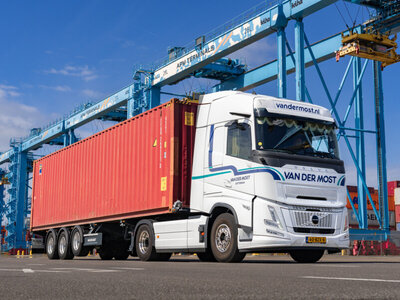 WSI WSI Volvo FH Aero Globetrotter  4x2 met 3-assige container oplegger + 40ft container VAN DER MOST