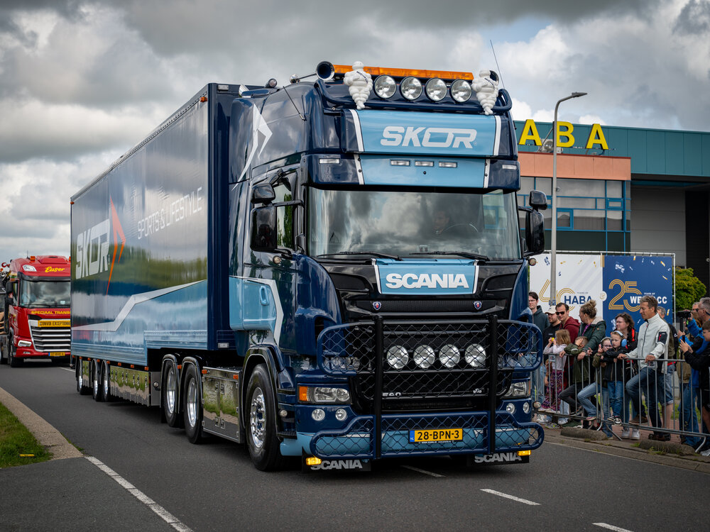 Tekno Tekno Scania R-serie Topline met stepdeck oplegger SKOR