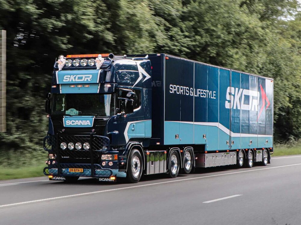 Tekno Tekno Scania R-serie Topline met stepdeck oplegger SKOR
