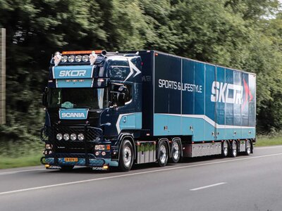 Tekno Tekno Scania R-serie Topline met stepdeck oplegger SKOR