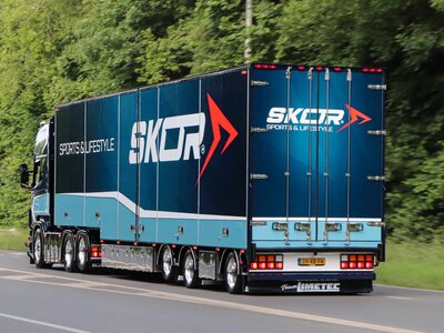 Tekno Tekno Scania R-serie Topline met stepdeck oplegger SKOR