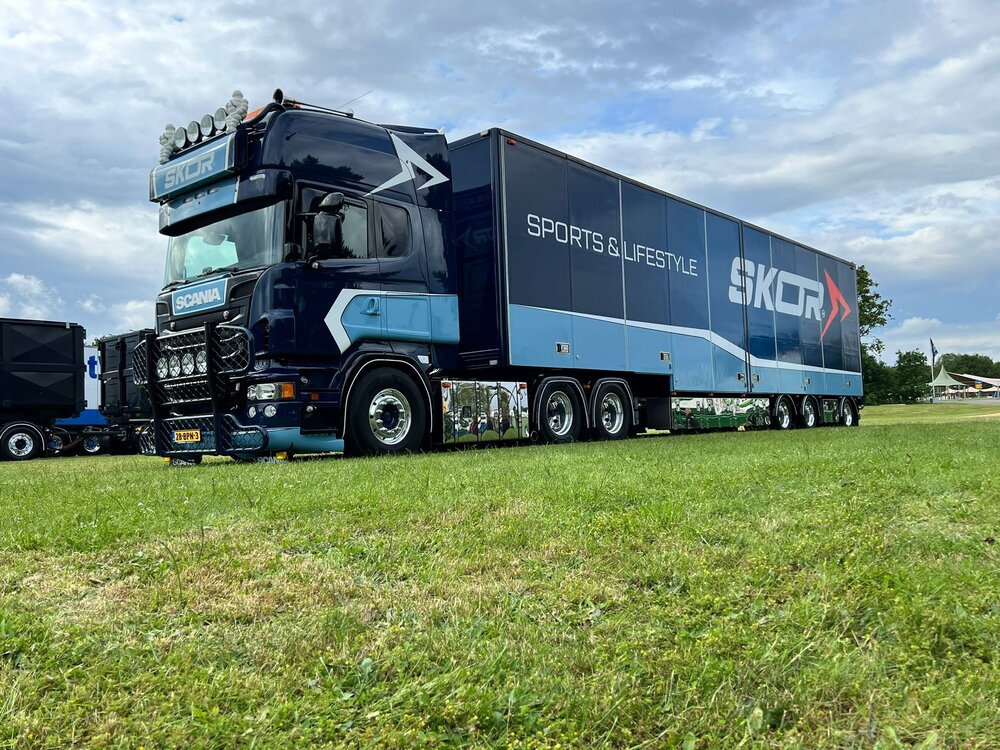 Tekno Tekno Scania R-serie Topline met stepdeck oplegger SKOR