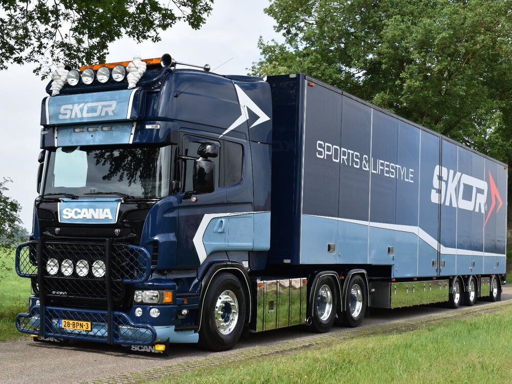 Tekno Tekno Scania R-serie Topline met stepdeck oplegger SKOR
