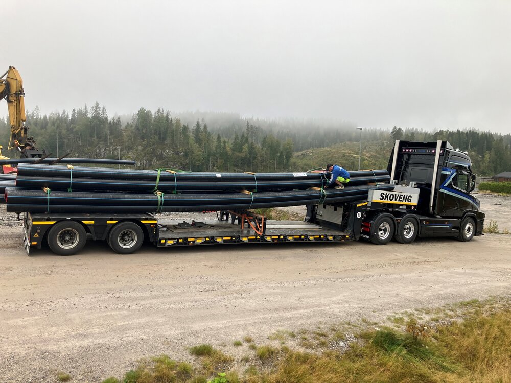 Tekno Tekno Scania Tuft 6x4 with 2-axle Broshuis lowloader SKOVENG