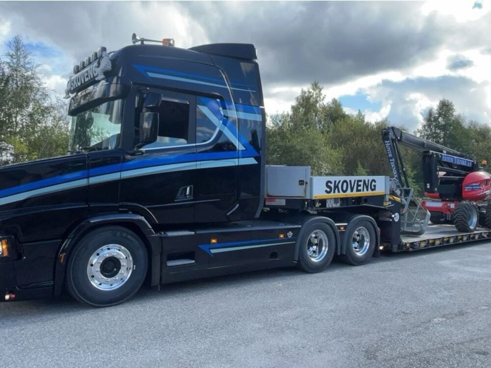 Tekno Tekno Scania Tuft 6x4 with 2-axle Broshuis lowloader SKOVENG