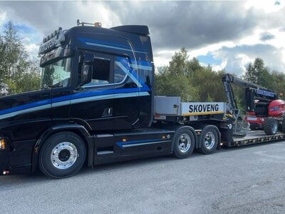 Tekno Tekno Scania Tuft 6x4 met 2-assige Broshuis dieplader SKOVENG