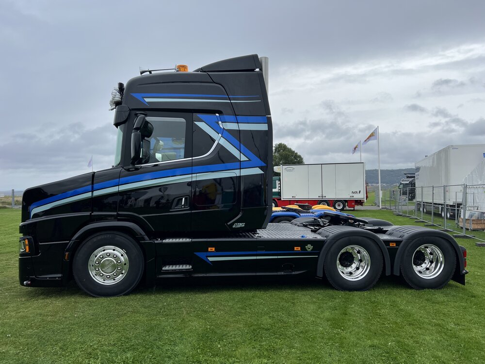 Tekno Tekno Scania Tuft 6x4 met 2-assige Broshuis dieplader SKOVENG