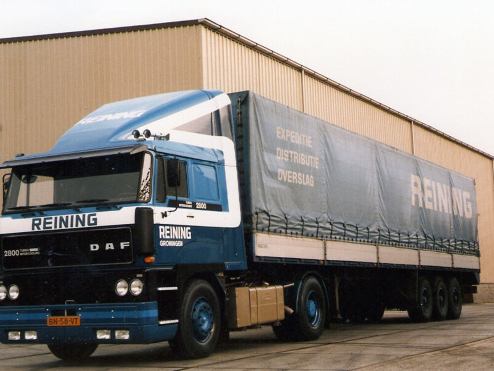 WSI WSI DAF 2800 4X2 with 3-axle classic curtainside trailer REINING GRONINGEN