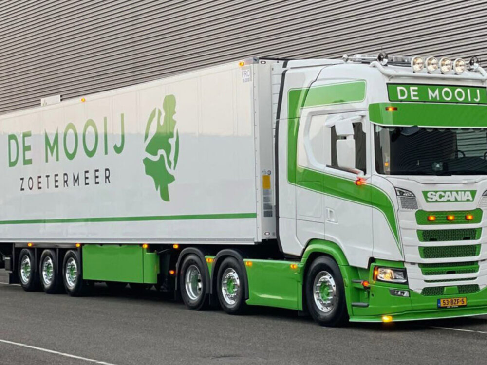 WSI WSI Scania S Highline 6x2 met 3-assige koeloplegger DE MOOIJ