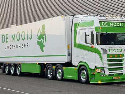 WSI WSI Scania S Highline 6x2 with 3-axle reefer trailer DE MOOIJ