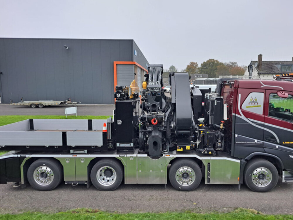 WSI WSI Volvo FH5 sleeper cab 8x2 with fassi 1300 + jib ballast box + hitch G. VAN HARTEN