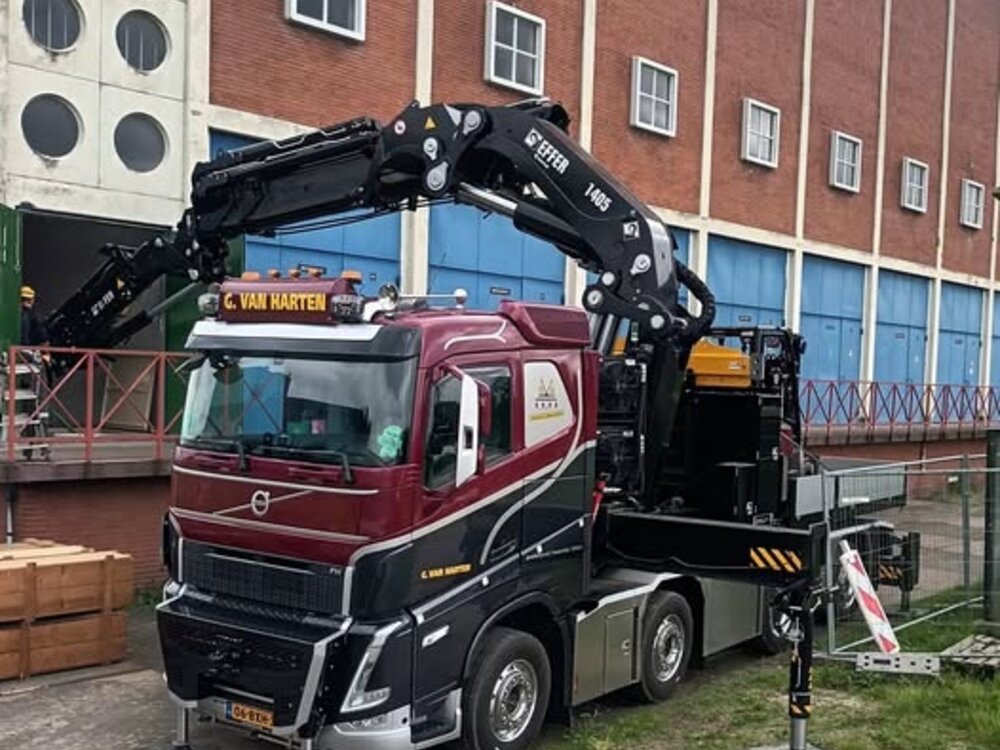 WSI WSI Volvo FH5 sleeper cab 8x2 with fassi 1300 + jib ballast box + hitch G. VAN HARTEN