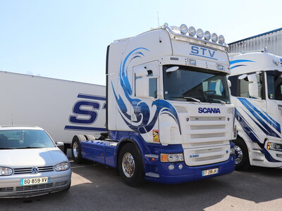 Tekno Tekno Scania R Topline met 3-assige koeloplegger STV